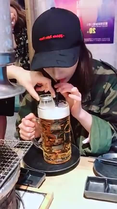 网红哥俩喝啤酒吗,欢乐时光尽展兄弟情深