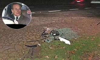 女子吃瓜出车祸,警惕交通安全意识