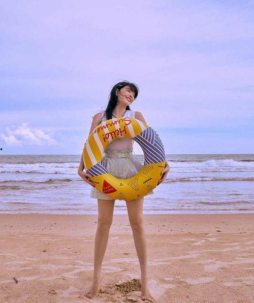 网红大鹅穿泳装图片,萌态可掬引网友热议