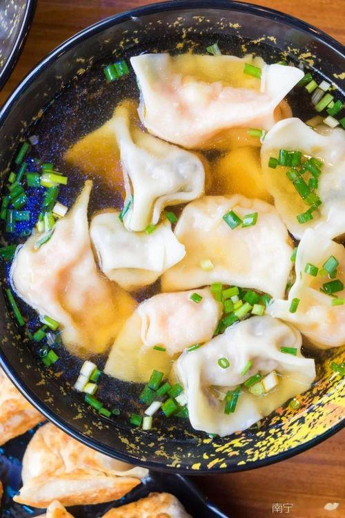 今日头条酸辣水饺图片,冬日里的暖胃美味，一口咬下满口生津