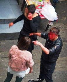 打架现场吃瓜女友拉走,女友巧妙拉走吃瓜群众，揭秘打架现场幕后真相