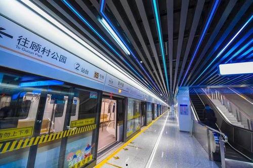 点亮网红地铁站图片,网红地铁站点亮城市夜空