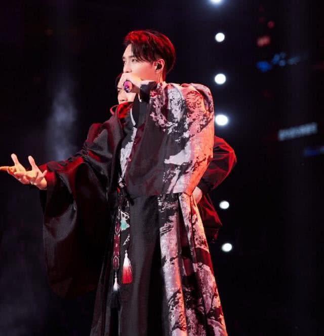 张艺兴头条彩排图,动感十足，备战精彩演出