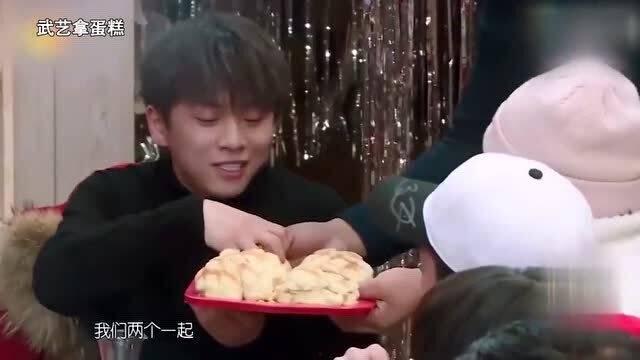 明星拿蛋糕,蛋糕盛宴见证璀璨星光